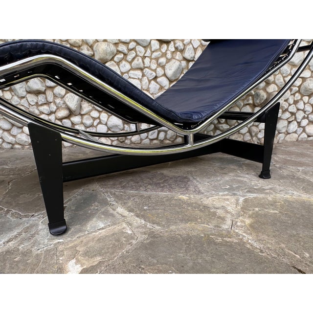 LC4 Chaise Lounge in Blue Leather by Le Corbusier, Pierre Jeanneret & Charlotte Perriand for Cassina, 1980s For Sale - Image 17 of 18