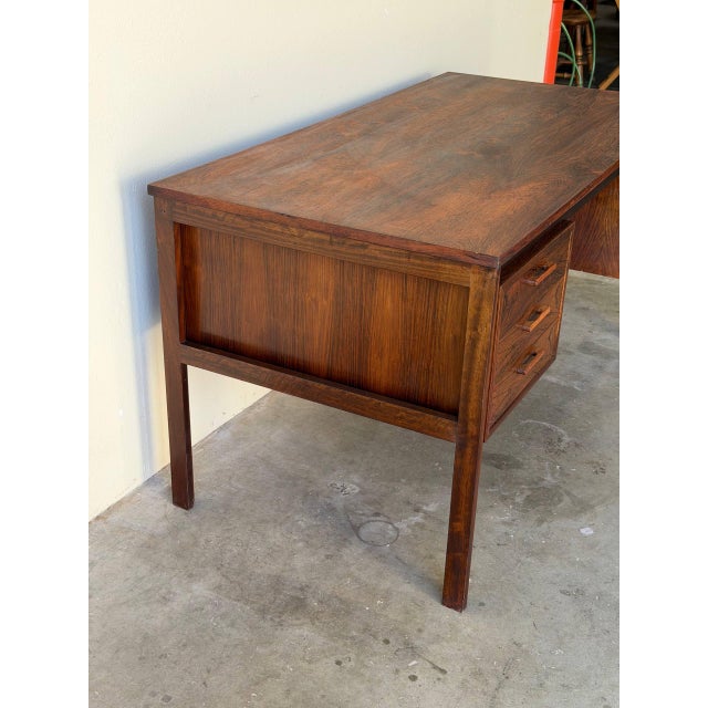 1960s Mid Century Danish Rosewood Desk in Style of Kai Kristiansen – Floating Top Executive Writing Desk 1960s For Sale - Image 5 of 10