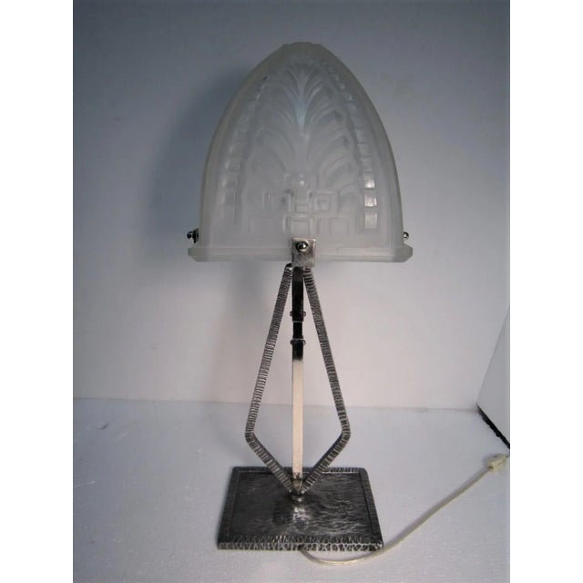 French Modernist Narrow Rectangular Table Lamp in Hammered Iron and Art Glass For Sale - Image 12 of 13