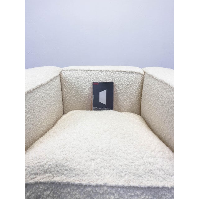 White LC2 Chair in Bouclé Upholstery by Le Corbusier and Charlotte Perriand for Cassina, 2010s For Sale - Image 8 of 11