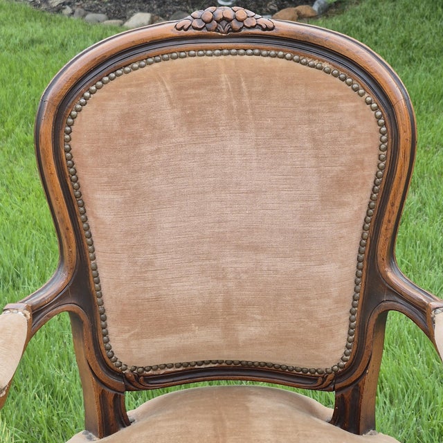 French Provincial 1980s Chateau d'Ax Louis XV Carved Walnut & Cocoa Velvet Open Arm Fauteuil Accent Chair For Sale - Image 3 of 8