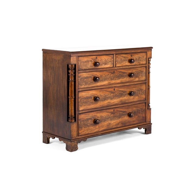 Victorian Flamed Mahogany Chest of Drawers, in Good conditions. Designed before 1890