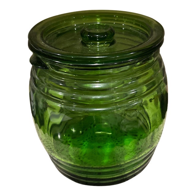 Mid Century Emerald Green Kitchen Canister With Lid. Made by l.e.smith For Sale