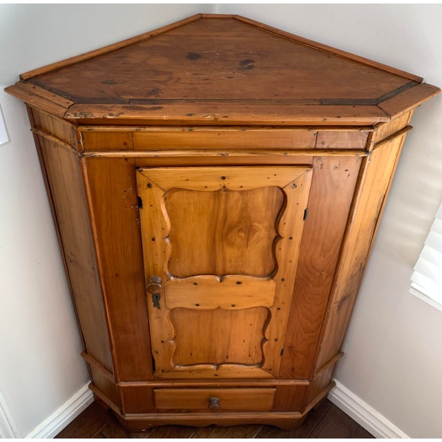 Mid 19th Canadian Pine Farmers Low Corner Cabinet For Sale - Image 4 of 14