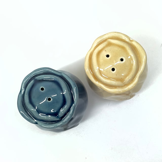 Mid-Century Modern Vintage Ceramic Lotus Poppytrail Salt & Pepper Shakers by Metlox Usa For Sale - Image 3 of 7
