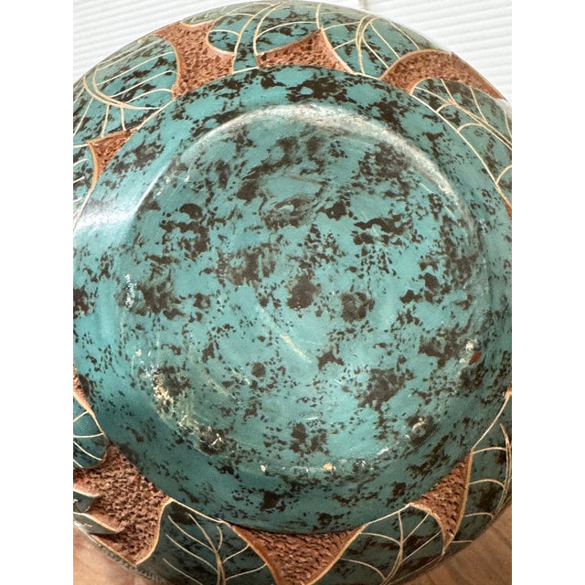 Nicaraguan Vessel With Dimensional Etched Birds For Sale - Image 10 of 12