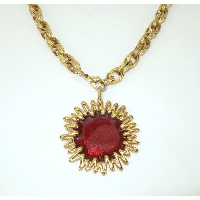 Mid-Century Modern Jomaz Gold Plated Sunburst Pendant Chain Link Necklace c.1970 For Sale - Image 3 of 12