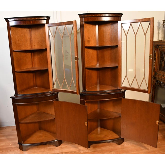 Brown 1950s Georgian Style Mahogany Inlaid Pair of Corner Display Cabinets 2 Keys For Sale - Image 8 of 17