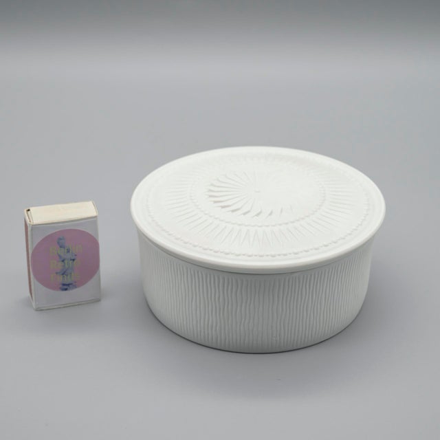 1970s Mid-Century Modern Bisque Porcelain Lidded Box by Manfred Frey for AK Kaiser, Germany, 1970s For Sale - Image 5 of 10