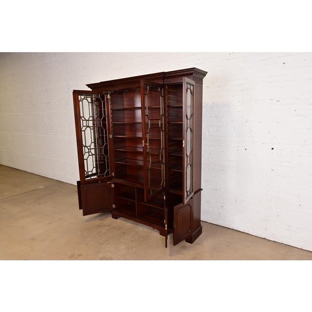 Late 20th Century Kindel Furniture Georgian Carved Mahogany Lighted Breakfront Bookcase Cabinet For Sale In South Bend - Image 6 of 15