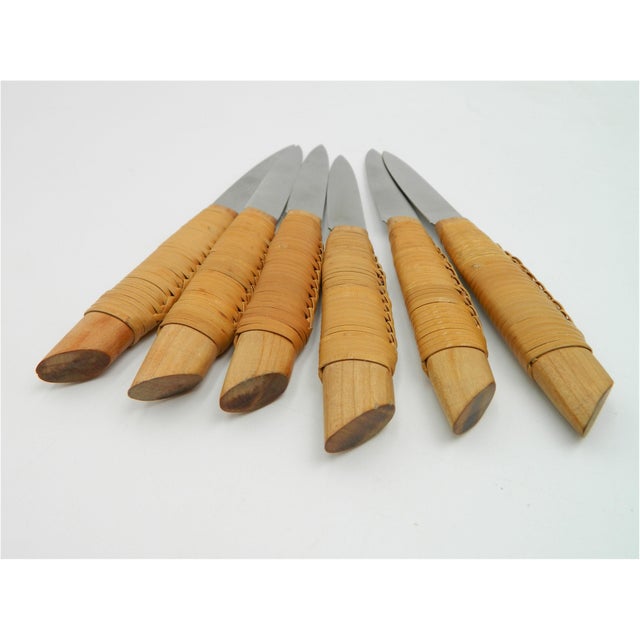 Walnut Wood Fruit Bowl with Knives with Raffia Handles by Carl Auböck for Werkstätte Carl Auböck, Vienna, 1950s, Set of 7 For Sale - Image 14 of 15