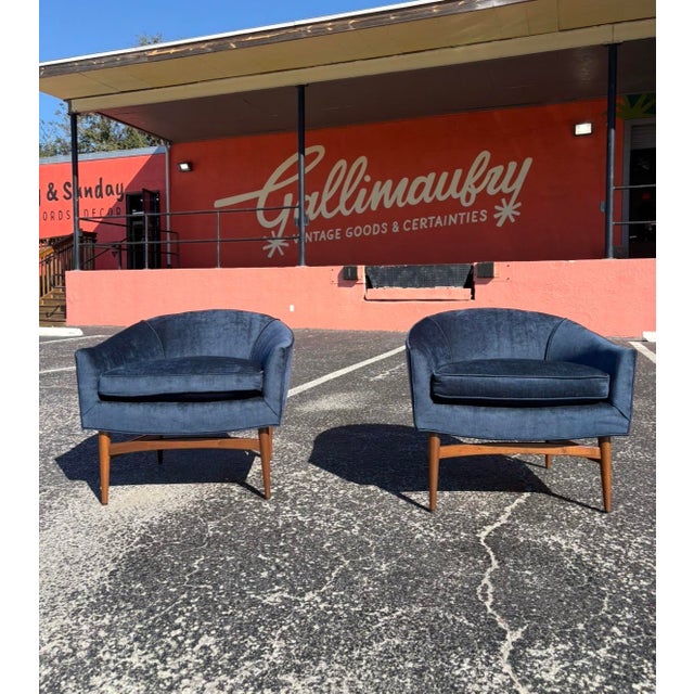 Iconic and seldom seen Peabody design. The sculptural frames allow the seats to have a floating aspect to them while also...