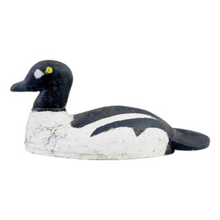 Early 20th Century Carved Hand-Painted Decoy Duck, 1920s For Sale