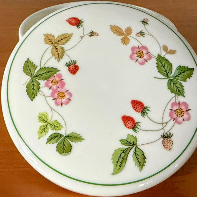 Vintage Wedgwood Trinket Box | Wild Strawberry Pattern For Sale In Saint Louis - Image 6 of 12