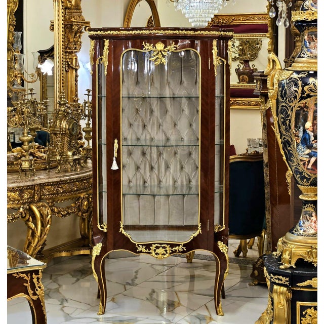 French Grand French Louis XV Display Vitrine – Solid Wood Curio Cabinet With Gilded Inlay & Glass Shelves For Sale - Image 3 of 3
