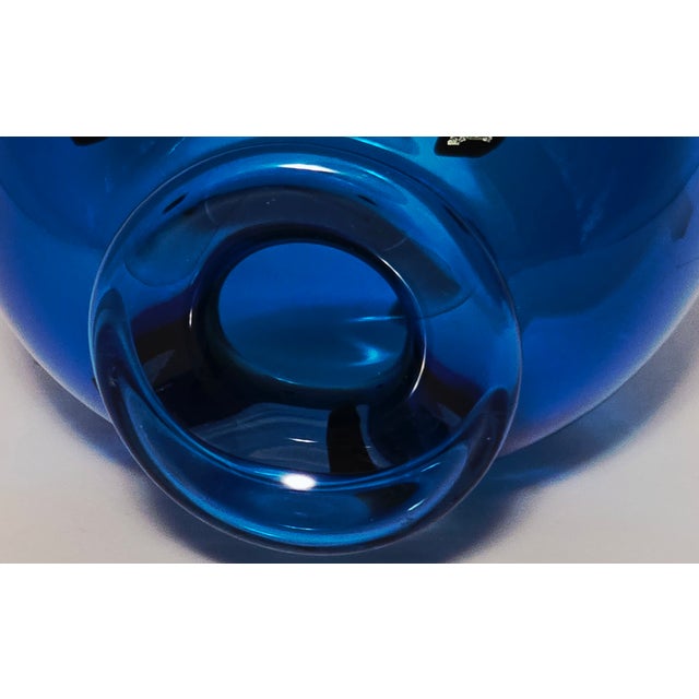 Sharon Fujimoto Studio Art Glass Vase – Deep Blue With Geometric Inclusions For Sale In Pittsburgh - Image 6 of 11