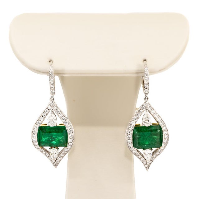 Contemporary Late 20th Century Pair of 18k Colombian Emerald Earrings For Sale - Image 3 of 4
