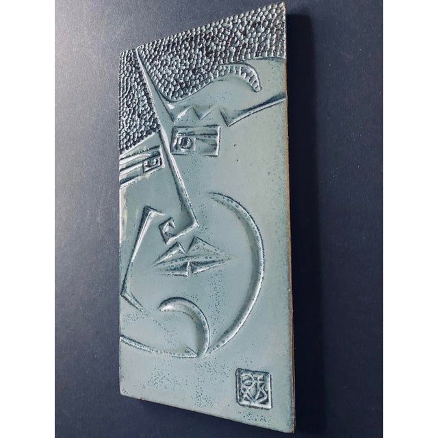 Cornflower Blue 1960s Paolo Soleri Cosanti Arcosanti Cubist Pottery Face Tile For Sale - Image 8 of 9