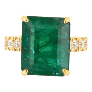 Vivid Green Emerald Shape Step Cut Emerald Diamond Cocktail Ring, Size 6.5 For Sale