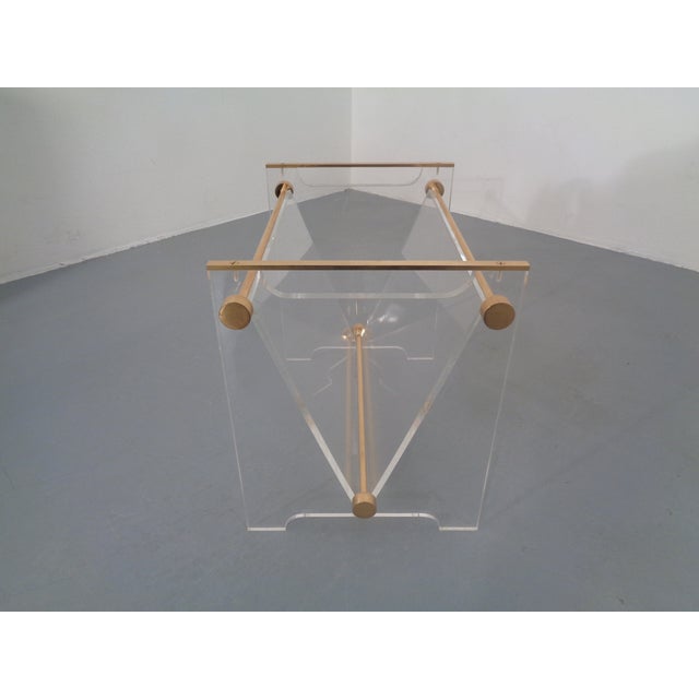 Italian Acrylic Glass &amp; Brass Magazine Rack, 1970s For Sale - Image 14 of 17