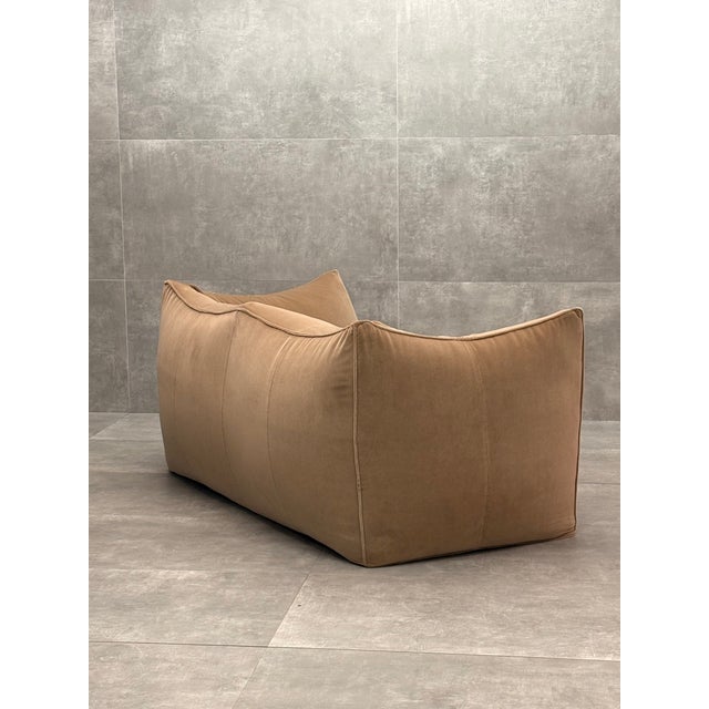 1970s Le Bambole 2-Seater Sofa in Camel Velvet by Mario Bellini for B&B Italia, 1970s For Sale - Image 5 of 8