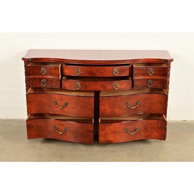 1950s Century Furniture Georgian Carved Flame Mahogany Serpentine Front Ten-Drawer Dresser or Chest of Drawers | Circa 1950s For Sale - Image 5 of 13