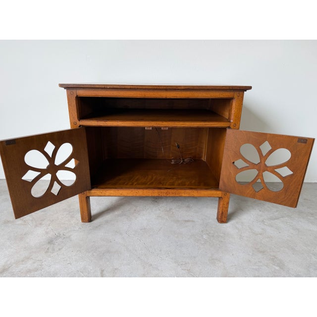 1970s 1970s Vintage Henredon Pierced Carved Double-Door Nightstand / Bedside Cabinet For Sale - Image 5 of 12