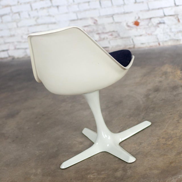Burke, Inc. Mid-20th Century MCM Burke Tulip Side Chair No 115 White Shell Round Stationary Base & Black Cushion For Sale - Image 4 of 14