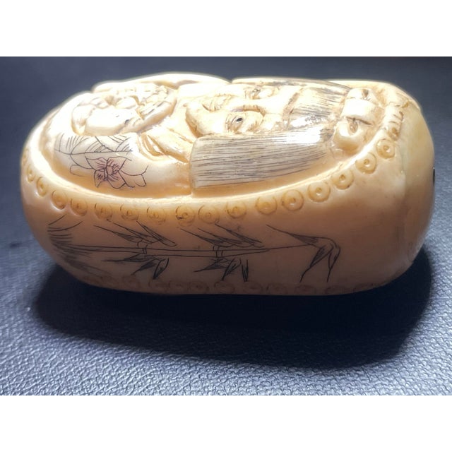 Antique Carved Ojime Bead Depicting a Smiling Figure Holding a Coin. 19th Century Japanese Edo Style. For Sale - Image 4 of 7