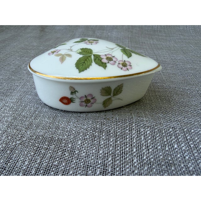 Small vintage white floral and strawberry porcelain heart trinket box. Bone china, made in England for Wedgwood. Excellent...