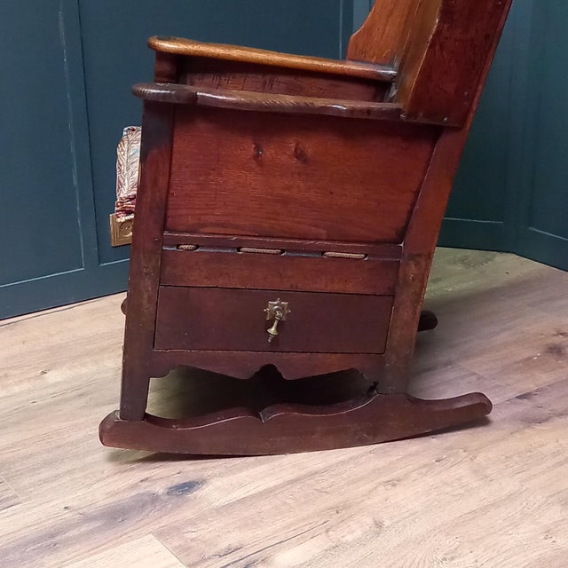 18th-Century English Lambing Chair from Snowdonia – Antique Oak Shepherd's Chair with Drawer This beautiful 18th-century...