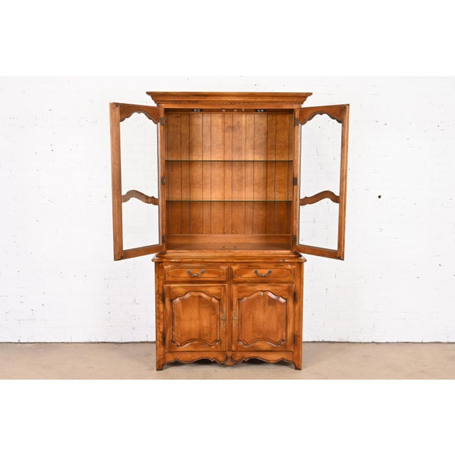 Ethan Allen Ethan Allen French Provincial Louis XV Solid Birch Lighted Breakfront Bookcase Cabinet For Sale - Image 4 of 13