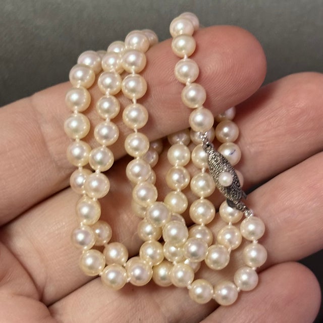 Abstract 1990s Mikimoto Akoya Pearl Necklace 20" Sterling Silver 5 - 5.5 Mm Estate For Sale - Image 3 of 10