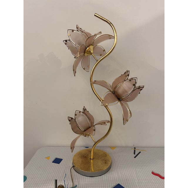 This Hollywood MCM Regency 1970s Pink Lotus Flower Tall Table Lamp is a vintage piece with a funky and Tiffany-inspired...