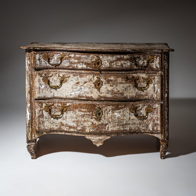 Baroque commode in solid oak with three drawers, raised on slightly curved legs with a shaped apron and gently serpentine...