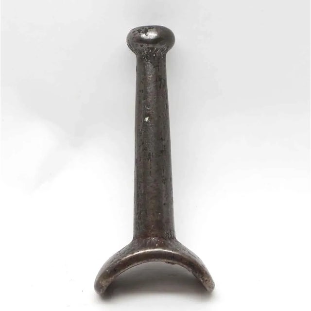 Cast iron wardrobe hook with a black patina. One available. The manufacturer and exact date of creation are unknown. The...