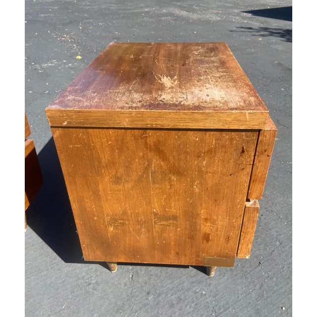 Bassett Furniture Vintage Mid-Century Modern Walnut Nightstands by Bassett Furniture - A Pair For Sale - Image 4 of 9