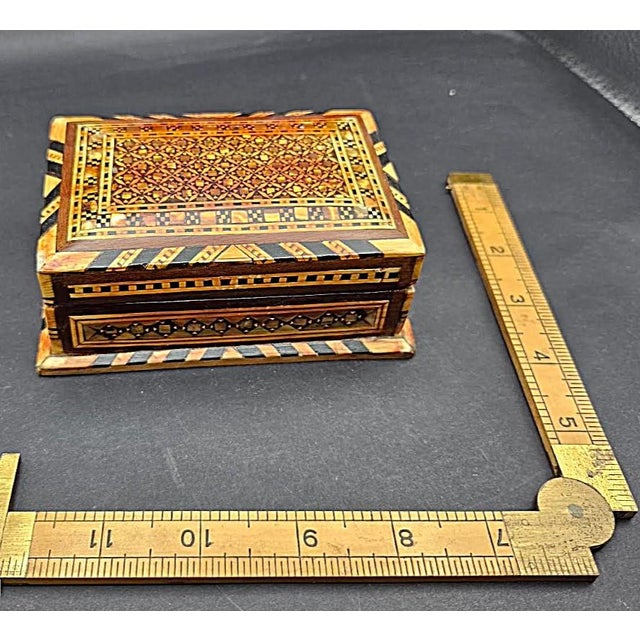 Vintage 1980s Moroccan Marquetry Mother of Pearl Trinket Jewelry Table Box For Sale - Image 4 of 9
