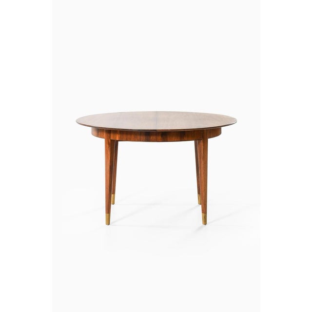 This rare dining table, designed by ernst kühn and produced by lysberg hansen & therp in denmark during the 1950s, is a...