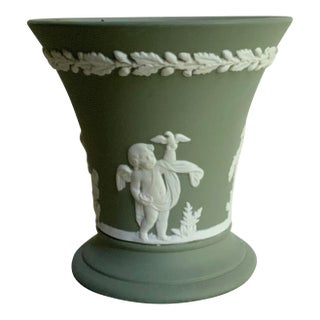 1930s Wedgwood Sage Green Jasperware Urn Vase - English Neoclassical Pottery For Sale