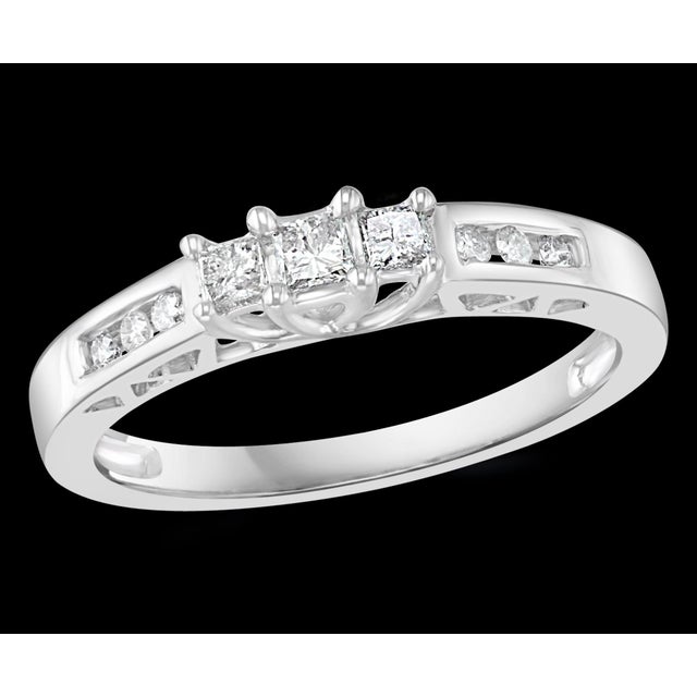 Three-Stone Diamond 0.30 Carat Traditional Ring/Band 14 Karat White Gold For Sale - Image 17 of 18