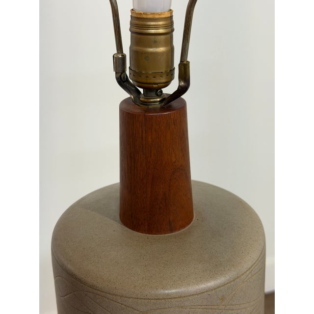 Mid 20th Century Monumental Marshall Studios Martz Signed Ceramic Table Lamp With Original Walnut Finial For Sale - Image 9 of 18