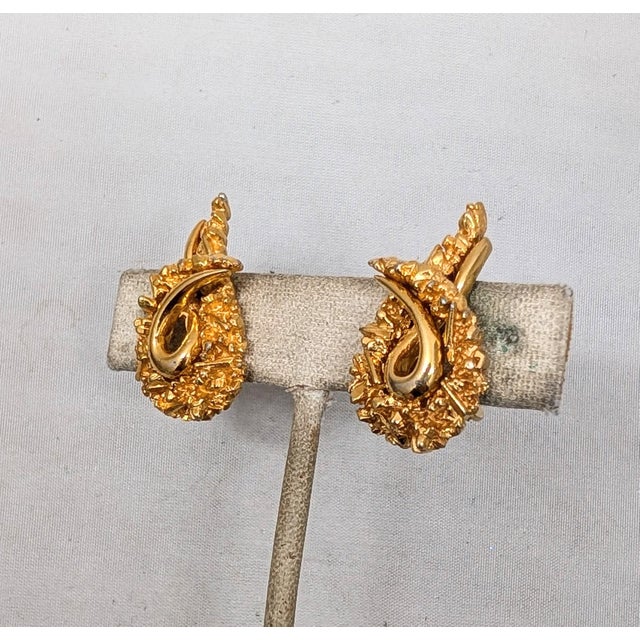 Vintage 1960s Signed Boucher Modernist Goldtone Loop Clip Earrings-2 Pieces For Sale In Philadelphia - Image 6 of 8