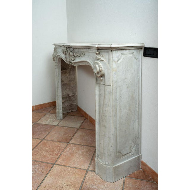 Stone Antique Louis XV Style Fireplace in White Carrara Marble, Early 19th Century For Sale - Image 7 of 8