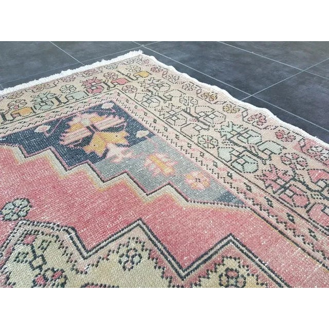 Red 1960s Vintage Oushak Handmade Tribal Wool Rug- 4′3″ × 8′4″ For Sale - Image 8 of 11