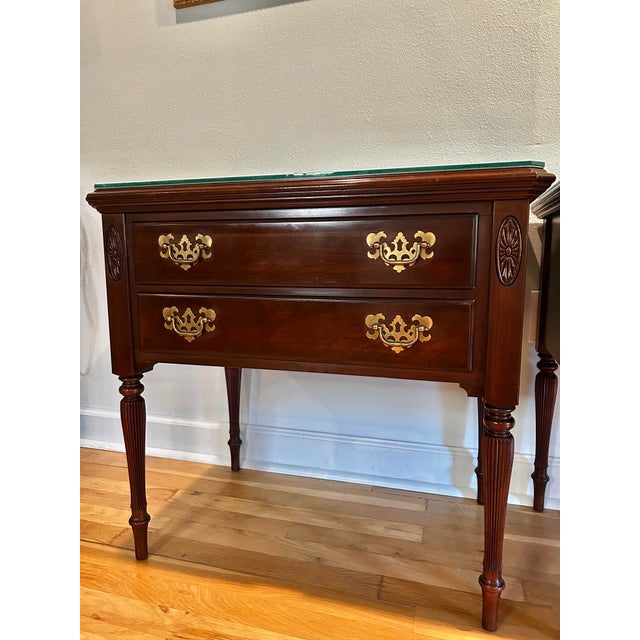 American 1980’s Ethan Allen Georgian Court Mahogany Nightstands With Glass Tops & Brass Hardware - A Pair For Sale - Image 3 of 18