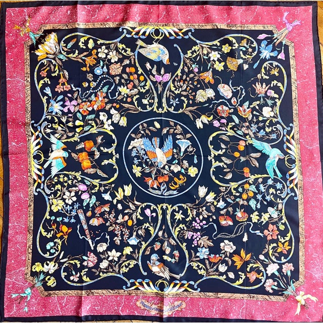 HERMES Pierre’s d’orient et d’occident Pauwels Zoe 1993 Magnificent silk scarf with multiple colors and numerous details....