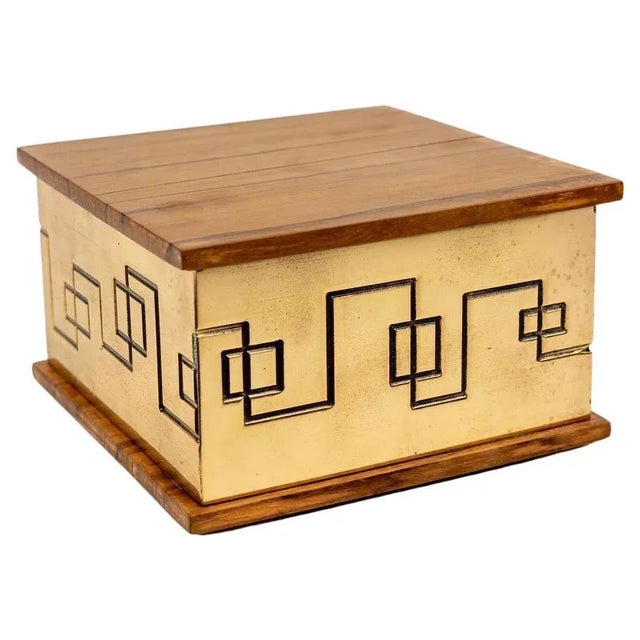 Square box in solid brass embellished with decorative engravings and wood. Made in Italy in the 1970s. Total weight of 2.5kg.