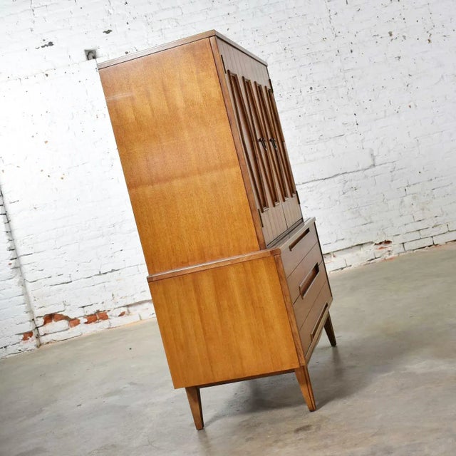 Thomasville Mid Century Gentlemen's Chest With Hexagon Paneled Design and Brass Hardware For Sale - Image 4 of 13