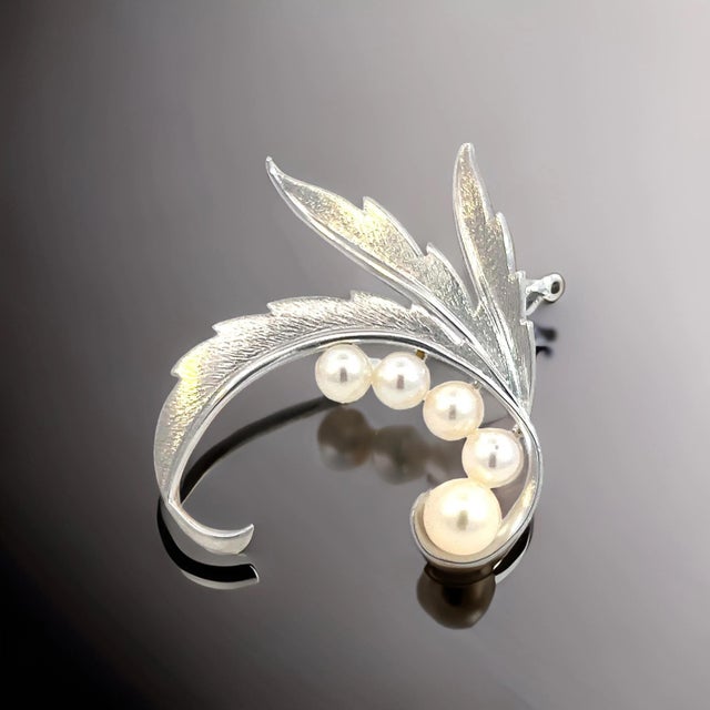1990s Mikimoto Estate Akoya Pearl Brooch Pin Sterling Silver For Sale In New York - Image 6 of 10